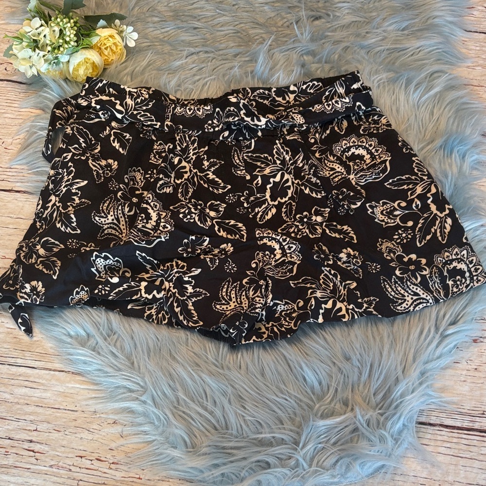 LOFT Black and Cream Patterned Tie Waist Shorts sz 2